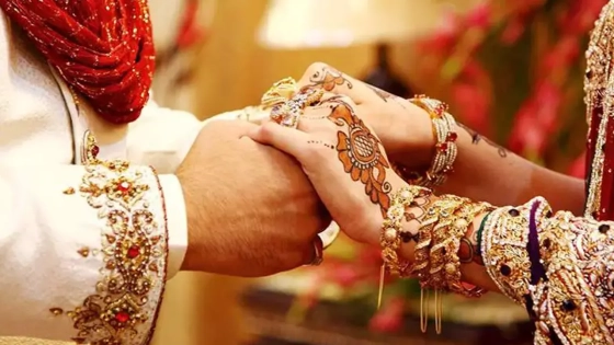 খাবার নিয়ে দ্বন্দ্ব, গাড়ি আটকে নববধূকে ছিনতাই