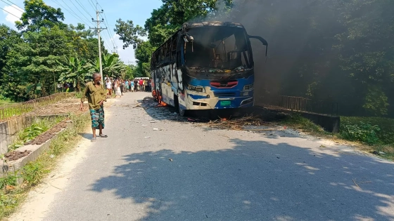 বাসে আগুন দিল বিক্ষুব্ধ জনতা