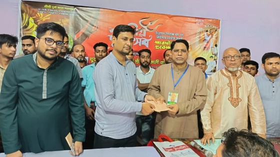 ৩২ পূজামণ্ডপে অনুদান দিলেন ফখরুল ইসলাম