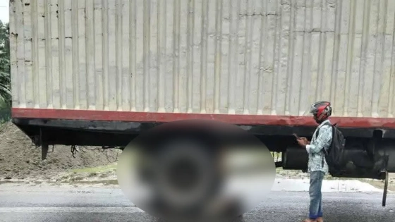 কাভার্ডভ্যানের ধাক্কায় প্রাণ গেল স্বামীর, গুরুতর আহত স্ত্রী