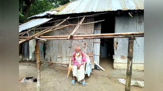 ১ হাজার টাকার জন্য বৃদ্ধের ঘরের চাল খুলে নিল পাওনাদার