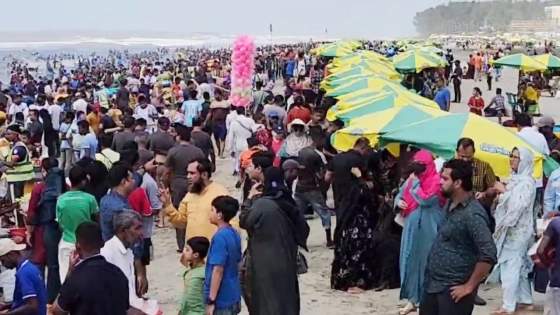 কক্সবাজারে পর্যটকদের বাঁধভাঙা উচ্ছ্বাস