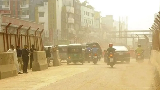 আজ বায়ুদূষণে শীর্ষে লাহোর, ঢাকার অবস্থান কত?