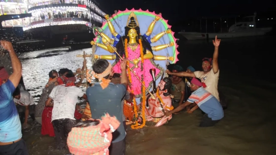 প্রতিমা বিসর্জনের মধ্য দিয়ে বরিশালে শেষ হলো দুর্গোৎসব