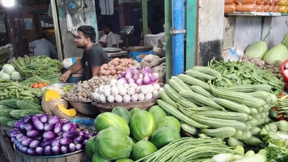 ‘আকাশে মেঘ দেখলেই সবজির দাম বাড়ে’