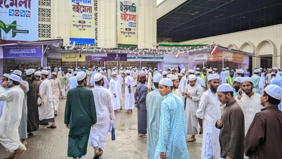 জুমার দিনে ইসলামি বইমেলায় পাঠকদের ভিড়