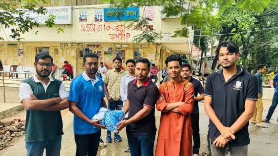 জবির প্রতিষ্ঠাবার্ষিকী উপলক্ষে ক্যান্টিন স্টাফদের ছাত্রদল নেতা শাহরিয়ারের জার্সি উপহার