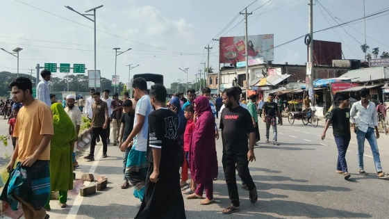 বাসের ধাক্কায় স্কুলছাত্রীর মৃত্যু, সড়ক অবরোধ শিক্ষার্থীদের
