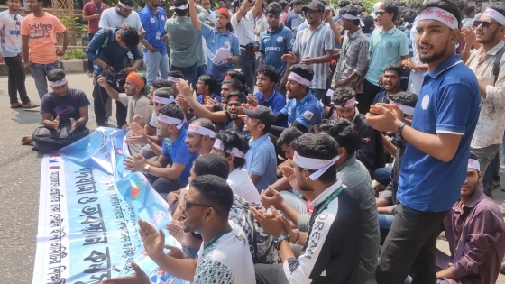 শিক্ষা ভবনের সামনে ৭ কলেজ শিক্ষার্থীরা, যান চলাচল বন্ধ