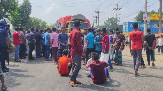 ঢাকা-ময়মনসিংহ মহাসড়কে শ্রমিকদের অবরোধ