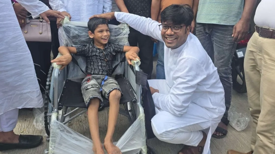 প্রতিবন্ধী শিশুকে হুইলচেয়ার উপহার দিলেন তারেক রহমান