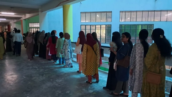 ভোট দিয়ে শিক্ষার্থী বললেন, ‘ঈদের আনন্দ লাগছে’