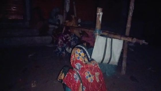 রাত থেকে লাইনে নারী-পুরুষ, সকালে মেলে আটা