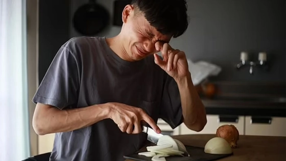 যে উপায়ে পেঁয়াজ কাটলে চোখের পানি ঝরবে না