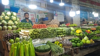 সবজির দামে ভাটা, পেঁয়াজে পতন