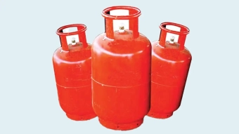 বাজারে অরাজকতার মধ্যেই বাড়ল এলপিজির দাম